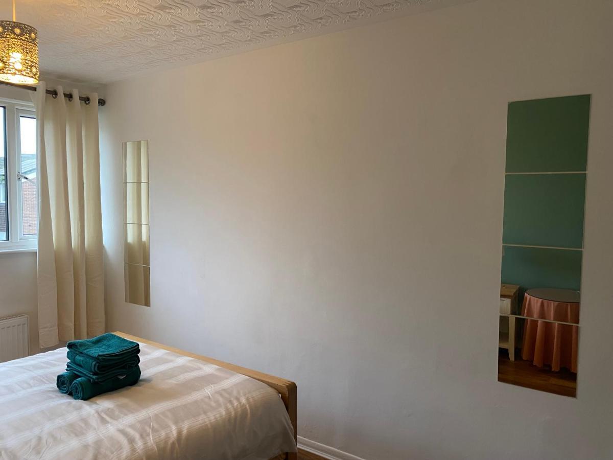 1 Luxurious Double Bedroom With Private Shower Reading Exterior foto